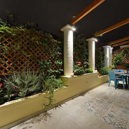 Oasis veranda under columns.Kolonaki embassy area. Athena Bagian luar foto