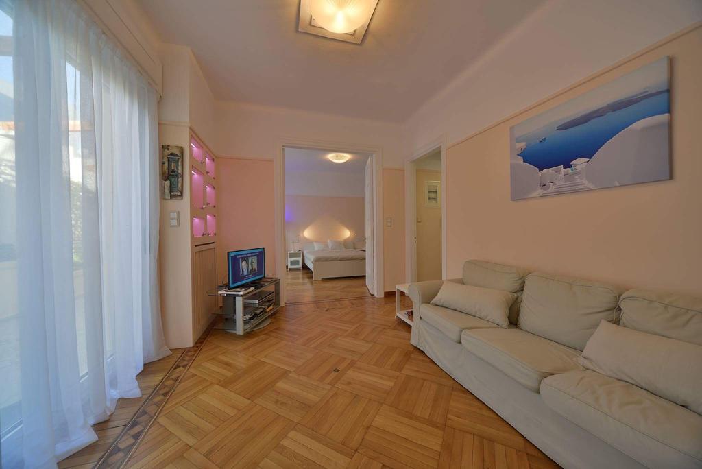 Oasis veranda under columns.Kolonaki embassy area. Athena Bagian luar foto