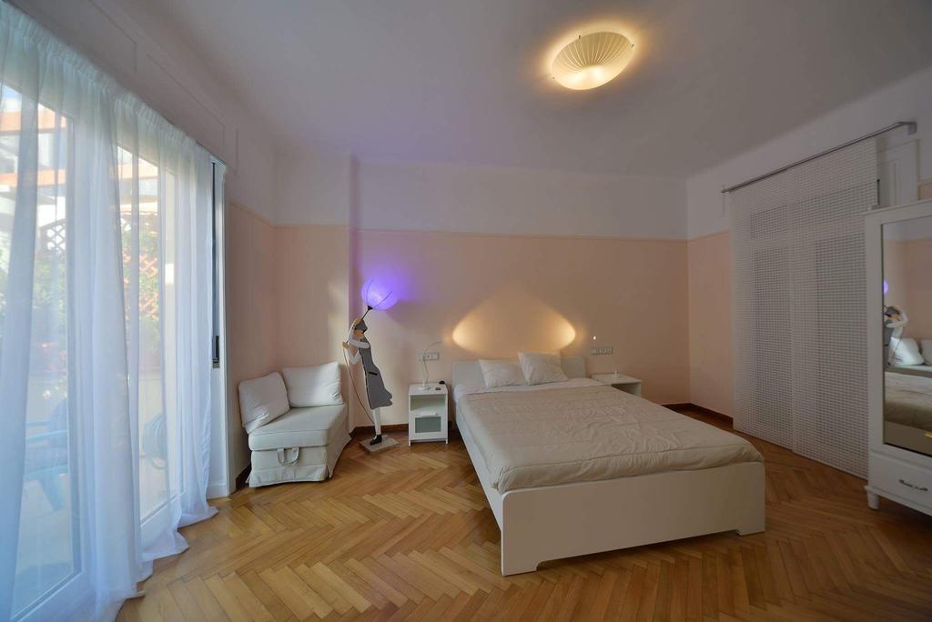 Oasis veranda under columns.Kolonaki embassy area. Athena Bagian luar foto