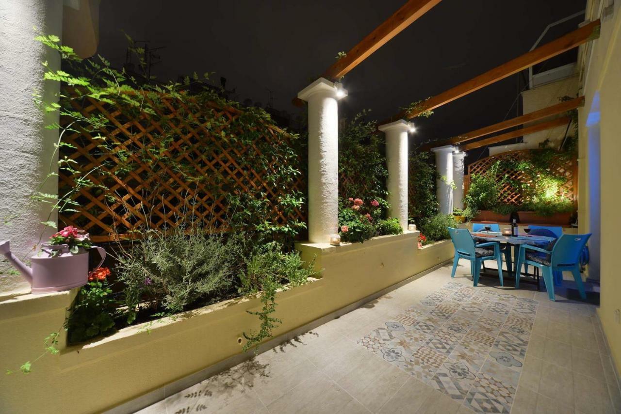 Oasis veranda under columns.Kolonaki embassy area. Athena Bagian luar foto